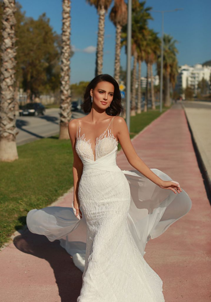 In questa foto una modella posa con un abito da sposa della linea Excellence di Maison Signore 2021