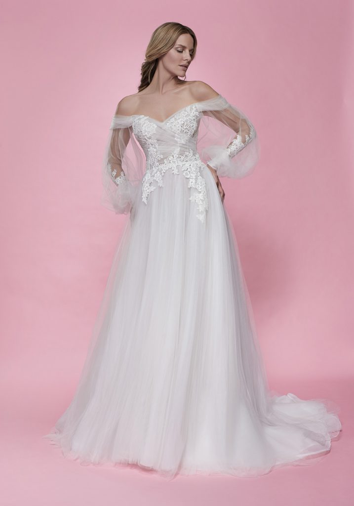 In questa foto una modella posa con un abito da sposa della linea Victoria F di Maison Signore 2021