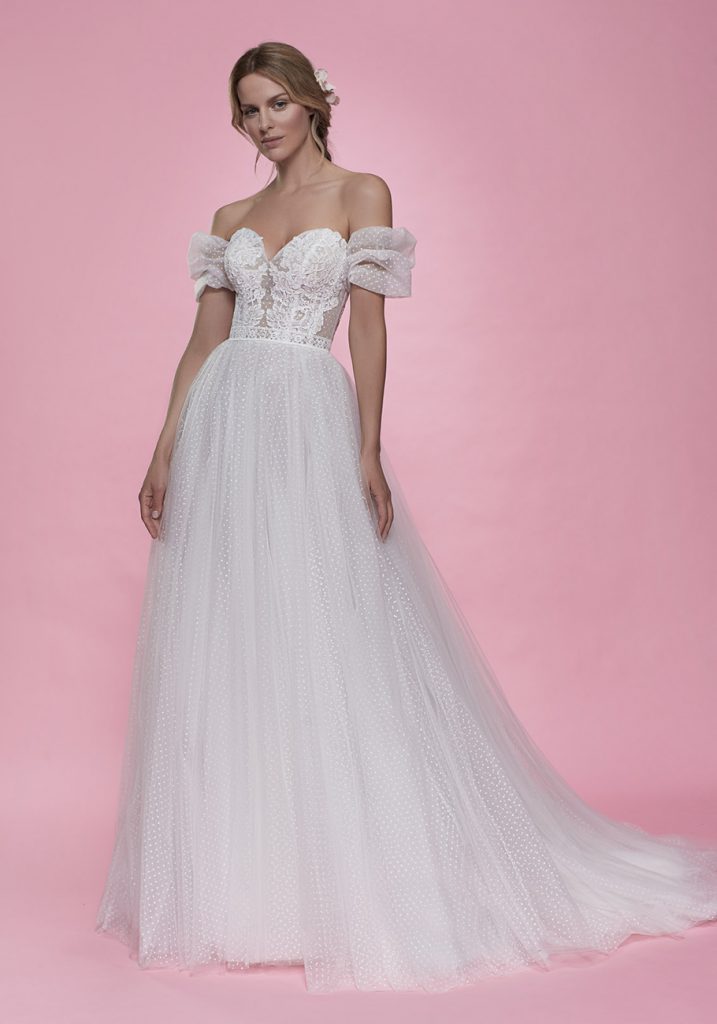 In questa foto una modella con un abito da sposa firmato da Maison Signore 2021, linea Victoria F