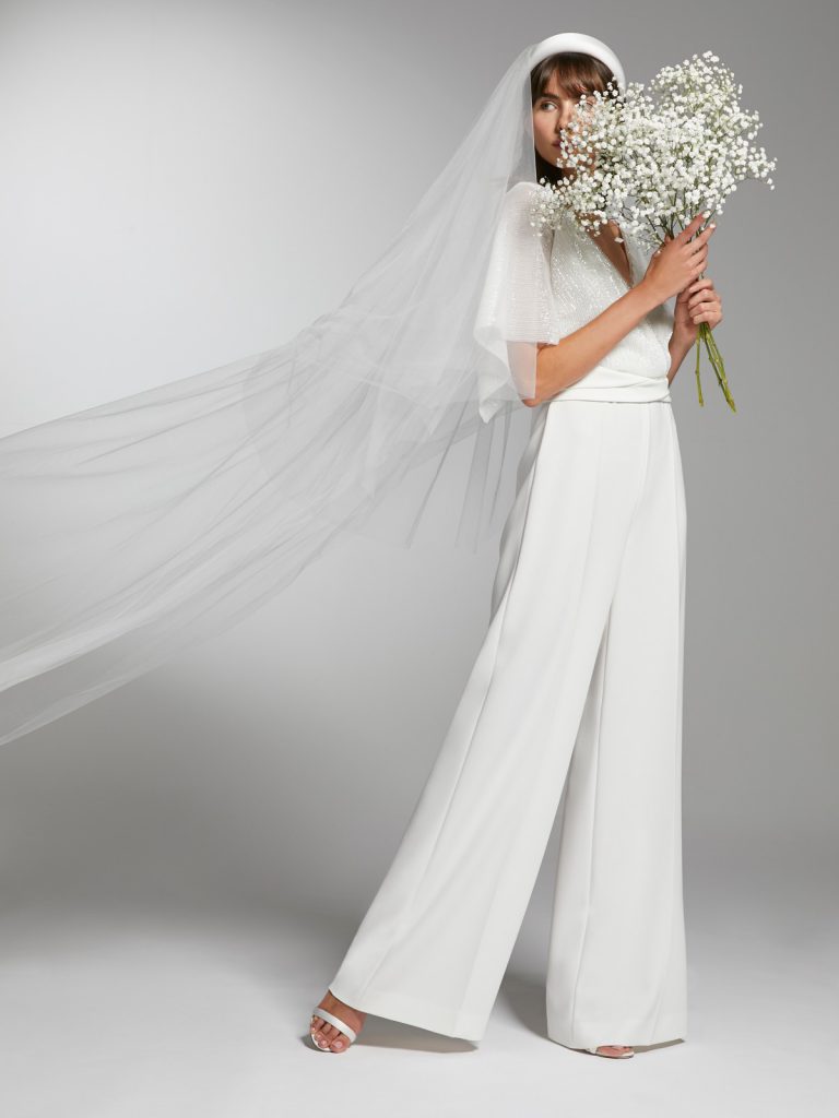 In questa foto una modella indossa un abito da sposa con pantaloni della collezione Max Mara Bridal 2021