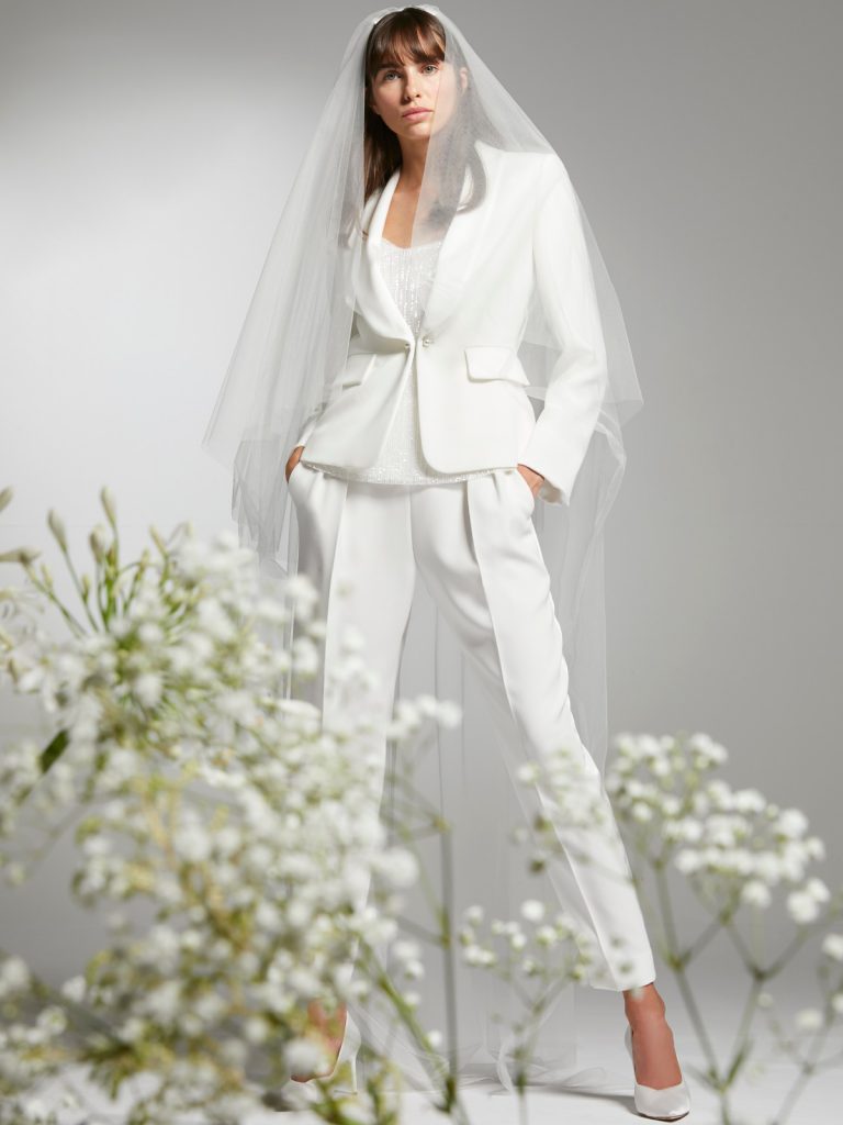 In questa foto una modella indossa un completo pantaloni della collezione sposa di Max Mara 2021