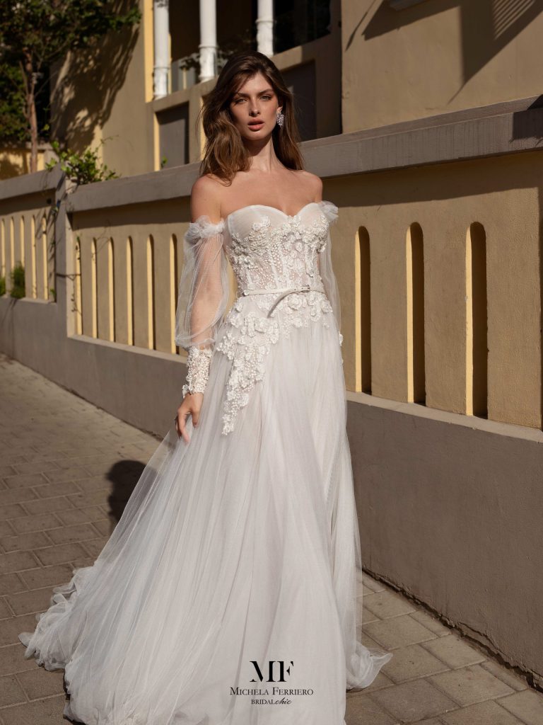 In questa foto una modella indossa un abito da sposa Michela Ferriero 2021
