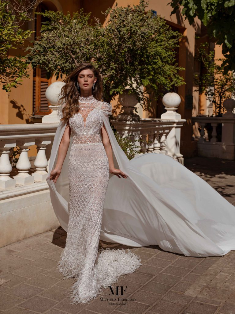 In questa foto una modella indossa un abito della linea sposa 2021 di Michela Ferriero