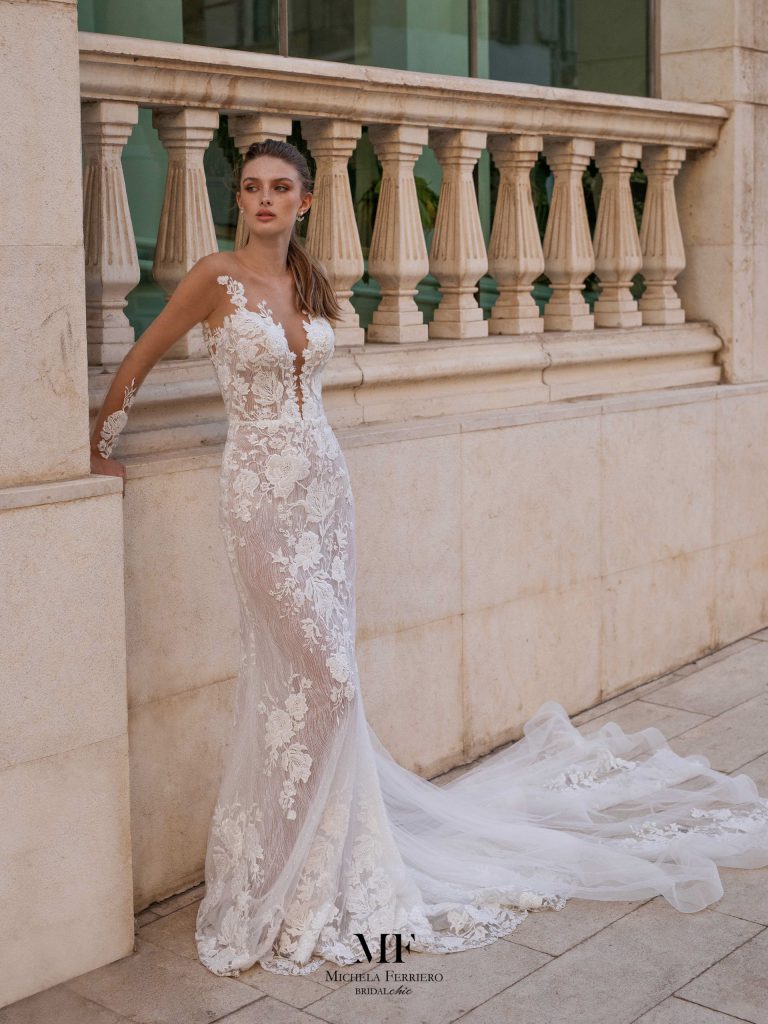 In questa foto una modella con un abito da sposa a sirena della collezione Michela Ferriero 2021