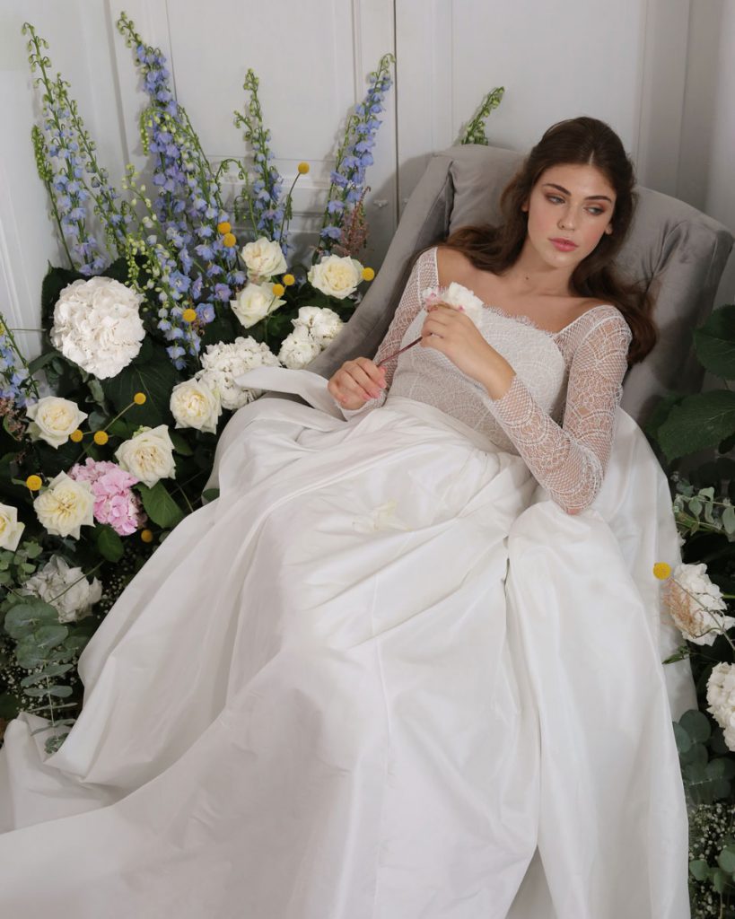 In questa foto una modella indossa un abito da sposa More 2021