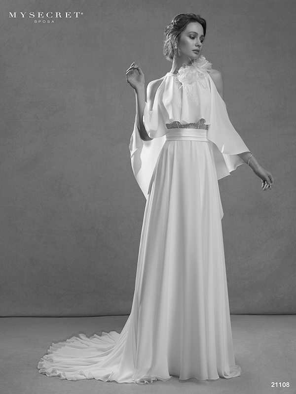 In questa foto una modella indossa un abito della collezione 2021 di My Secret Sposa