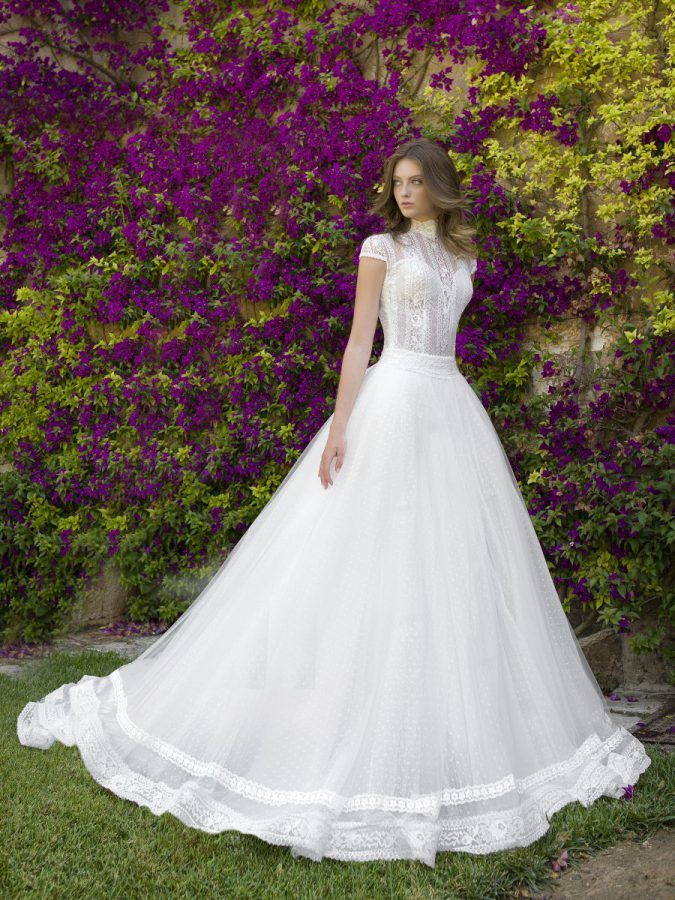 In questa foto una modella indossa un abito della collezione sposa Nadia Orlando 2021