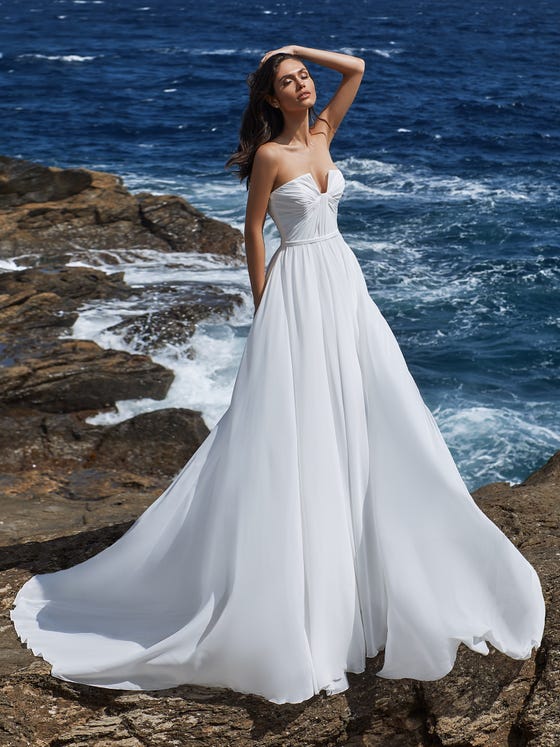 In questa foto una modella in abito da sposa Pronovias 2021