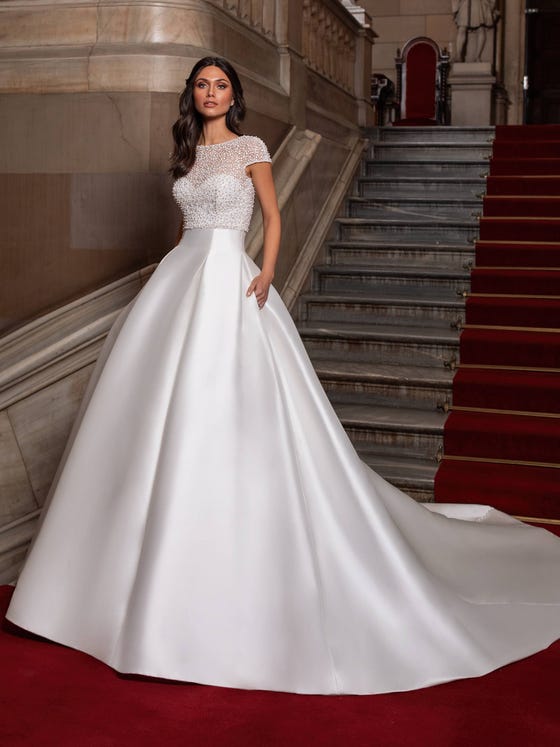 In questa foto una modella in abito Pronovias 2021