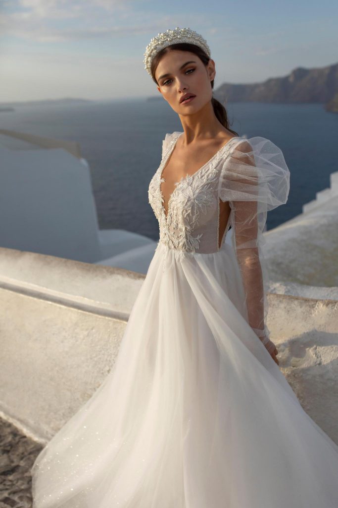 In questa foto una modella indossa un abito da sposa della collezione 2021 Ricca Sposa