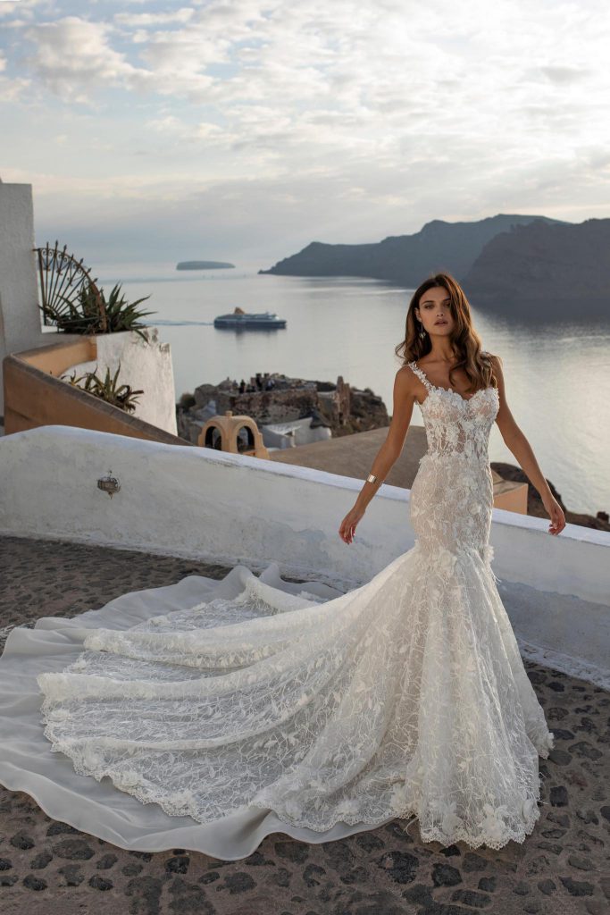 In questa foto una modella indossa un abito da sposa a sirena della collezione Ricca Sposa 2021