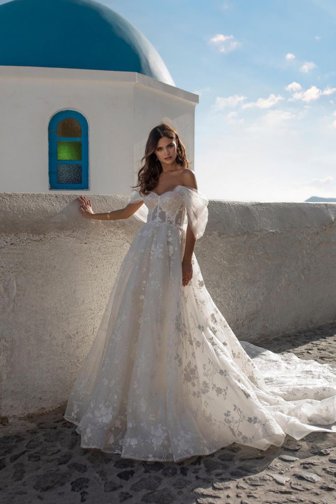 In questa foto una modella con un abito da sposa Ricca Sposa 2021