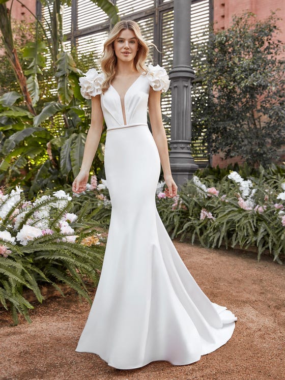 In questa foto una modella con un abito da sposa a sirenna della collezione San Patrick 2021