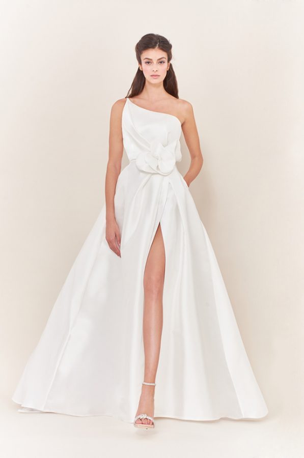 In questa foto una modella con un abito da sposa della collezione Tosca Spose 2021