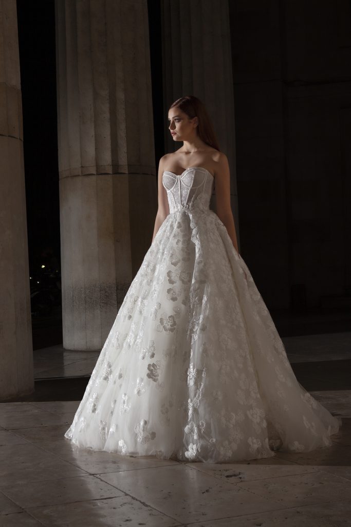 In questa foto una modella indossa un abito da sposa con bustier della collezione Valentini Spose 2021