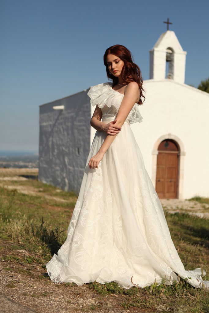 In questa foto una modella con uno degli abiti da sposa Valentini 2021