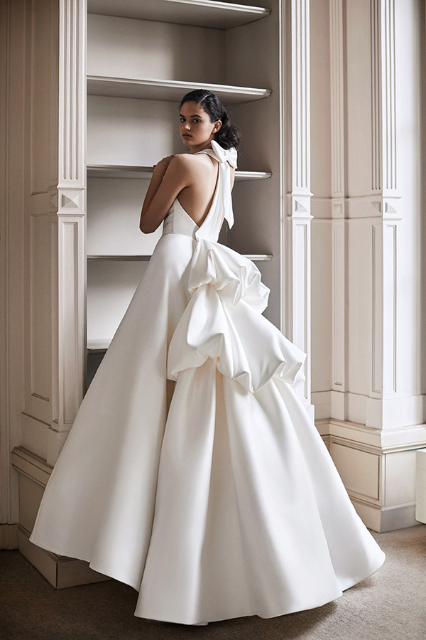 In questa foto un abito con spalle scoperte della nuova collezione di abiti da sposa Viktor & Rolf 2021