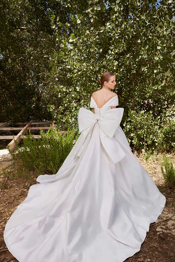 In questa foto un abito con fiocco oversize sulla schiena della collezione sposa Elie Saab 2021