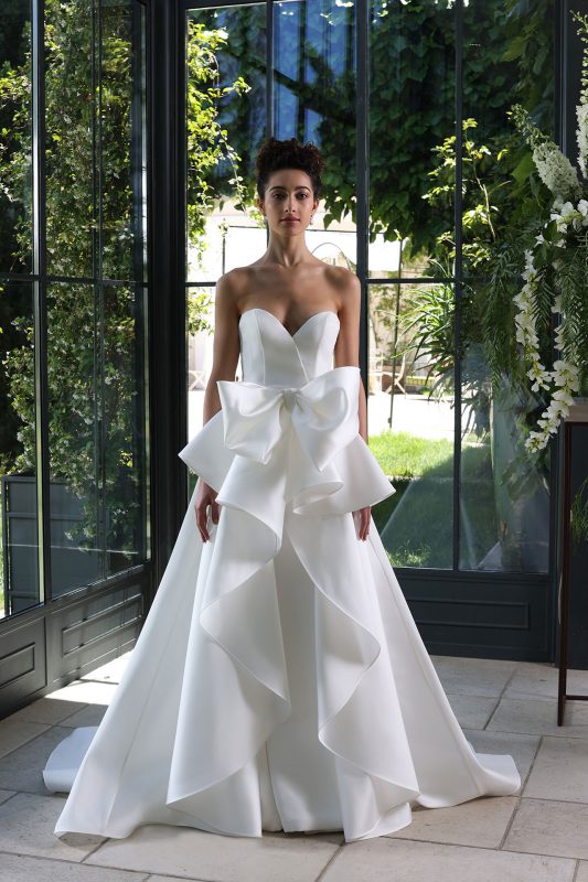 In questa foto un modello con fiocco in vita della collezione di abiti da sposa Enzo Miccio 2020