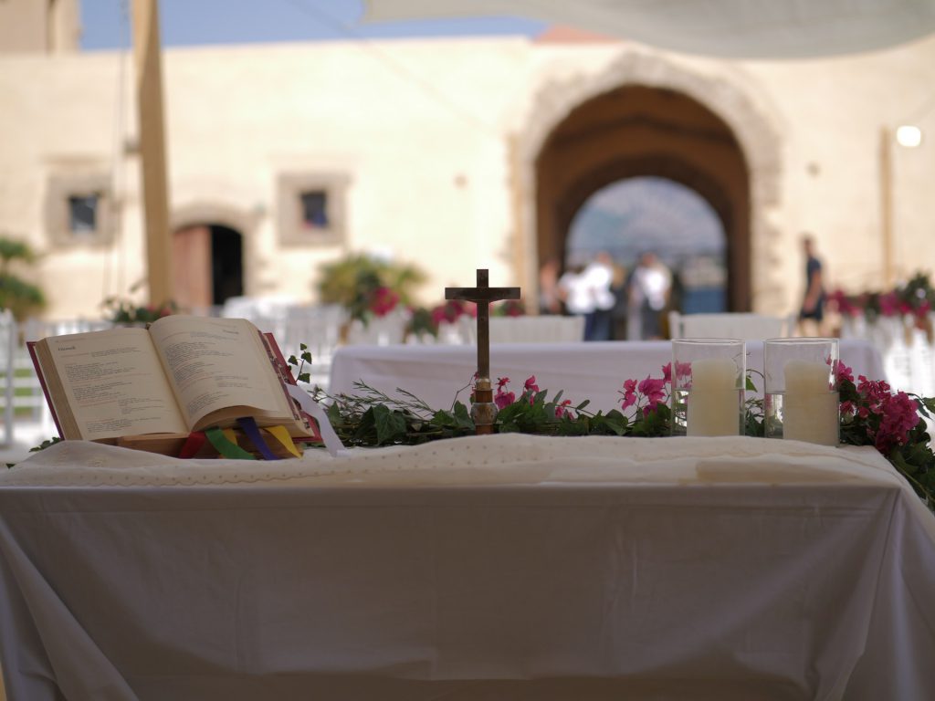 In questa foto un rito religioso all'esterno della cappella consacrata della Tonnara dell'Orsa