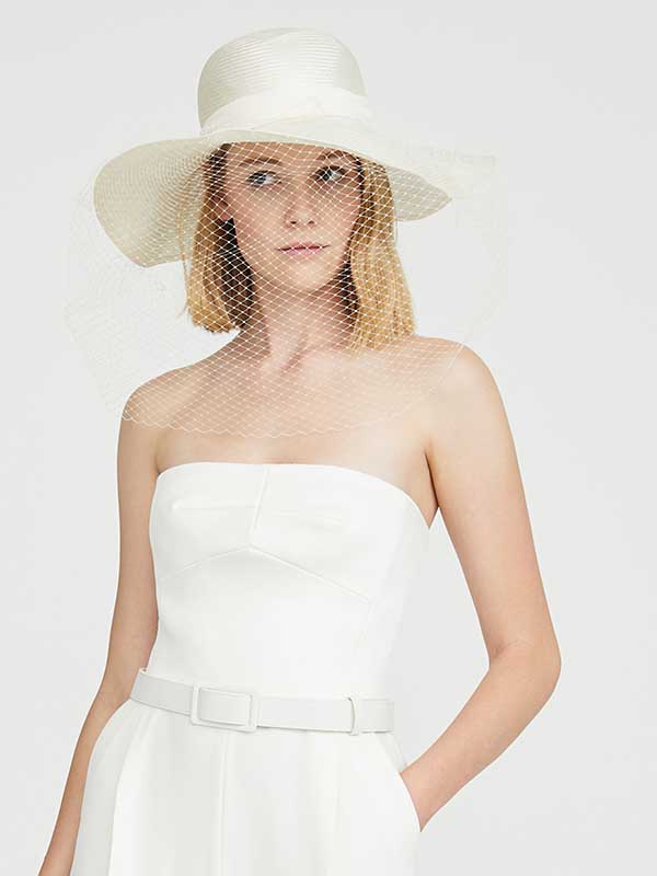 In questa foto un cappello sposa con veletta di  Max Mara