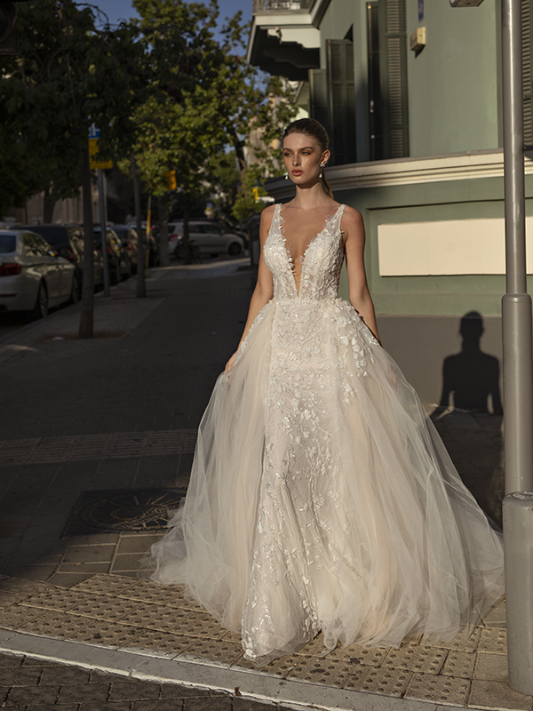 In questa foto un modello ricoperto da pietre preziose della collezione di abiti da sposa Michela Ferriero 2021