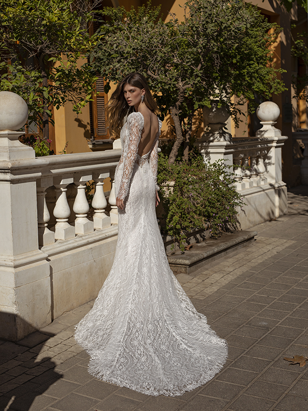 In questa foto un modello in pizzo della collezione di abiti da sposa Michela Ferriero 2021