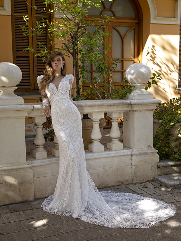 In questa foto un modello con ampia coda in pizzo della collezione di abiti da sposa Michela Ferriero 2021