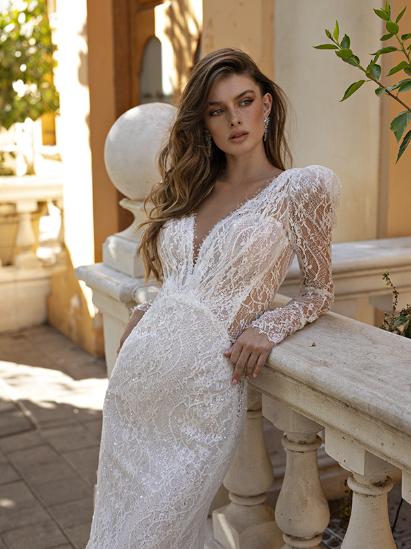 In questa foto un modello in pizzo della collezione di abiti da sposa Michela Ferriero 2021