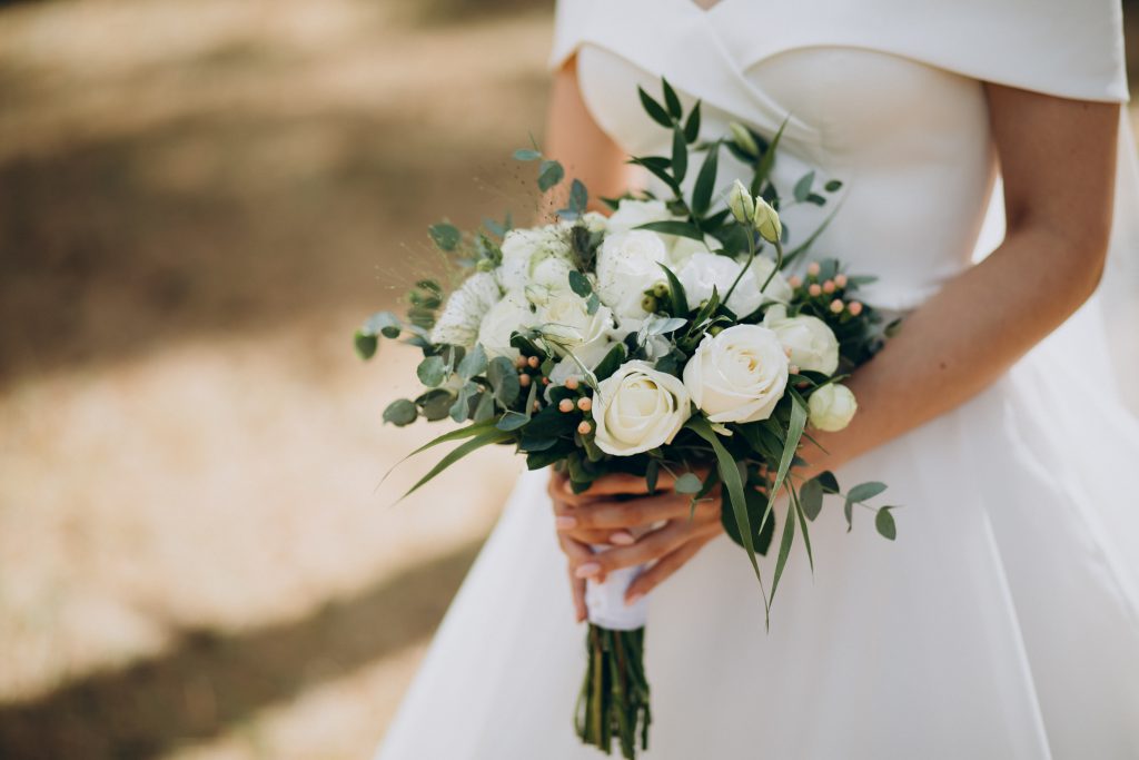 In questa foto un candido e delicato bouquet sposa 2021