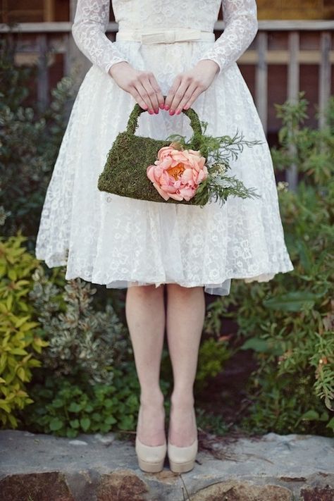 In questa foto un bouquet sposa 2021 a forma di borsetta