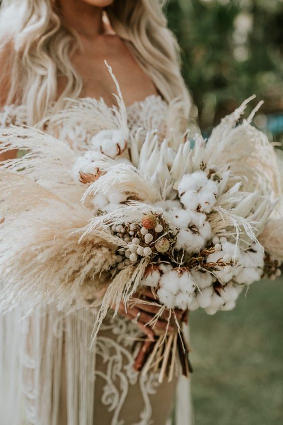 In questa foto un bouquet sposa 2021 con le pampas per matrimoni romantici e unconventional 