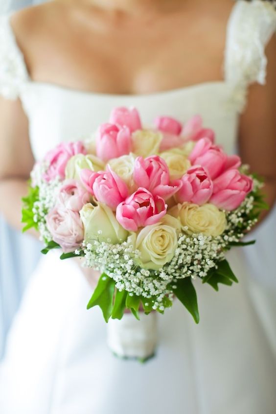 In questa foto un bouquet sposa 2021 primaverile con i tulipani e boccioli di rosa. 