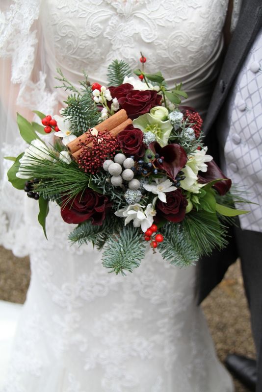 In questa foto un bouquet invernale con bacche e rametti di pino