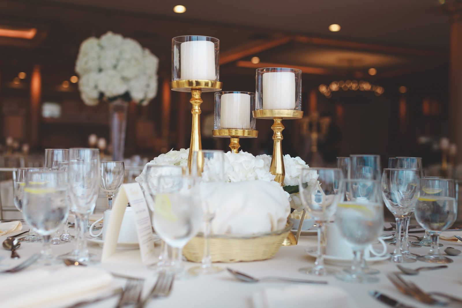 In questa foto una mise en place all'interno di una sala di una delle dimore storiche per matrimoni a Palermo