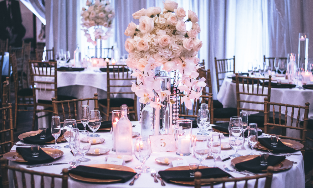 In questa foto l'allestimento per matrimoni chic in una sala interna di un hotel per ricevimenti