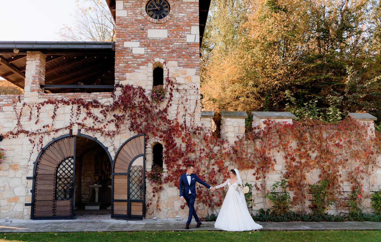 In questa foto una coppia davanti al prospetto di un castello per matrimonio