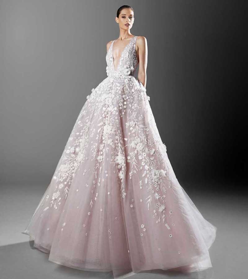 In questa foto un abito da sposa rosa con gonna in tulle Zuhair Murad 2021