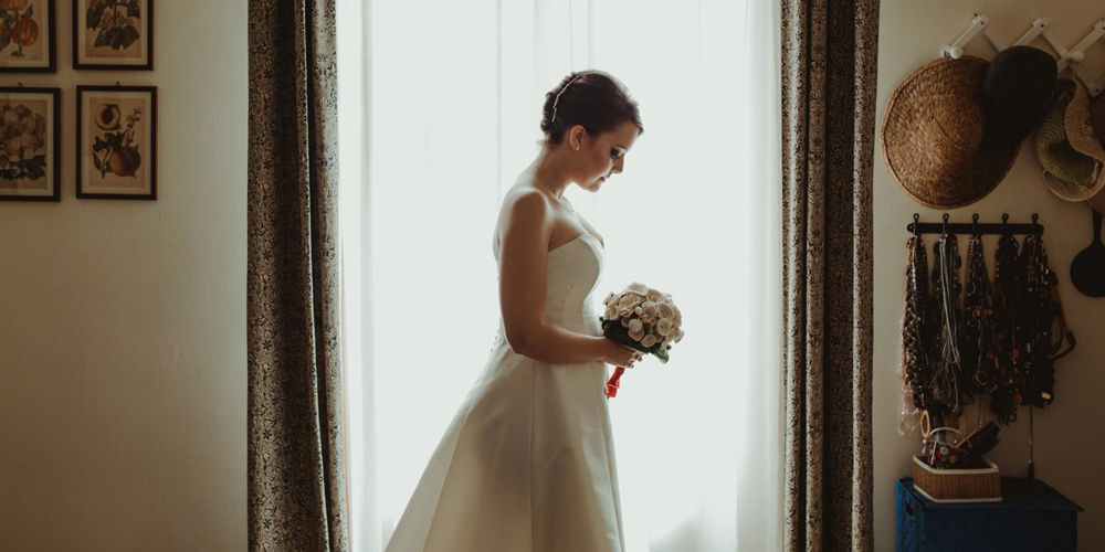 In questa foto una real bride che indossa un abito sartoriale di Benedetta Laboratorio Moda