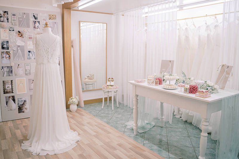 In questa foto l'interno dell'atelier Couture Hayez a Milano, dove c'è un manichino con un abito da sposa