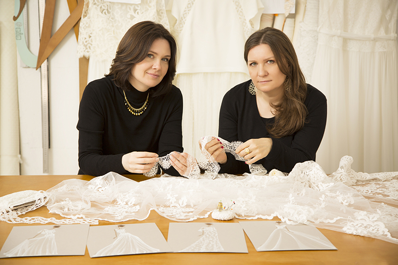 In questa foto, da sinistra a destra, Christine Pizzuto e Loriana Conte: sono le stiliste dell'Atelier Couture Hayez