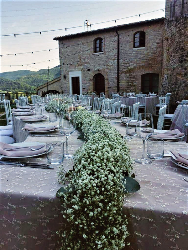 In questa foto uno degli allestimenti per un ricevimento di matrimonio a Castello di Naro