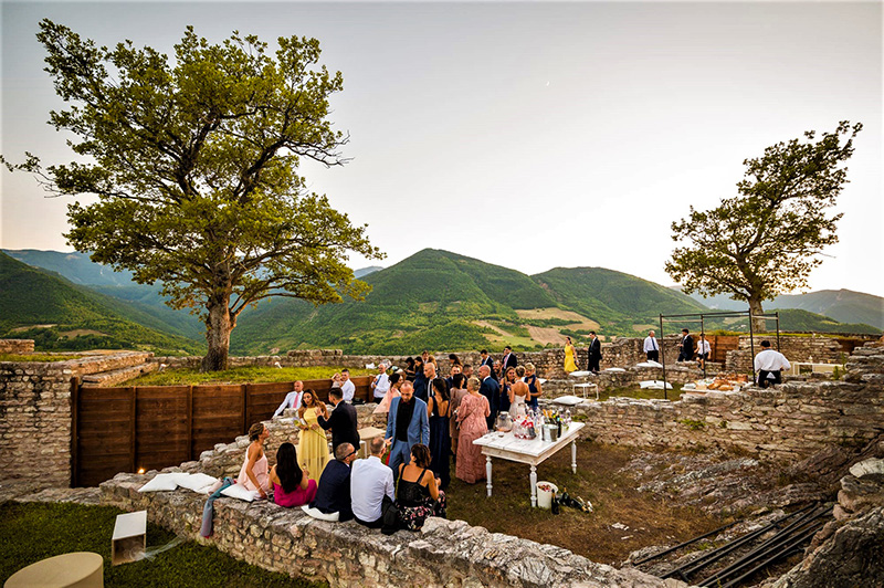 In questa foto uno dei giardini di Castello di Naro, spazio dedicato ai matrimoni