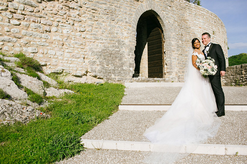 In questa foto una coppia di sposi che ha scelto il Castello di Naro per le nozze