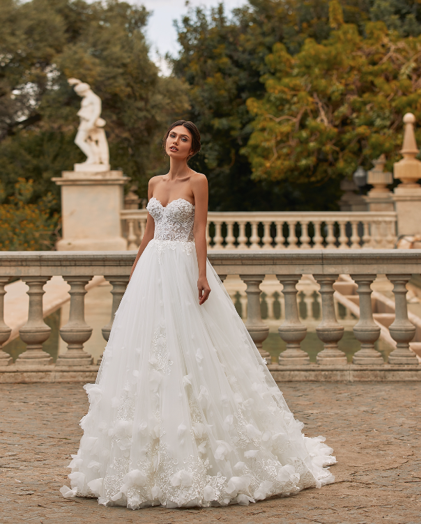 In questa foto un abito da sposa Pronovias 2021 con corpetto 