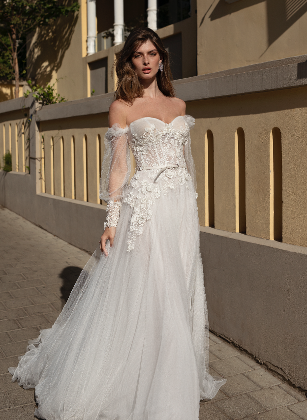 In questa foto una modella indossa un abito da sposa Michela Ferriero 2021 che ingloba molte delle tendenze sposa 2021