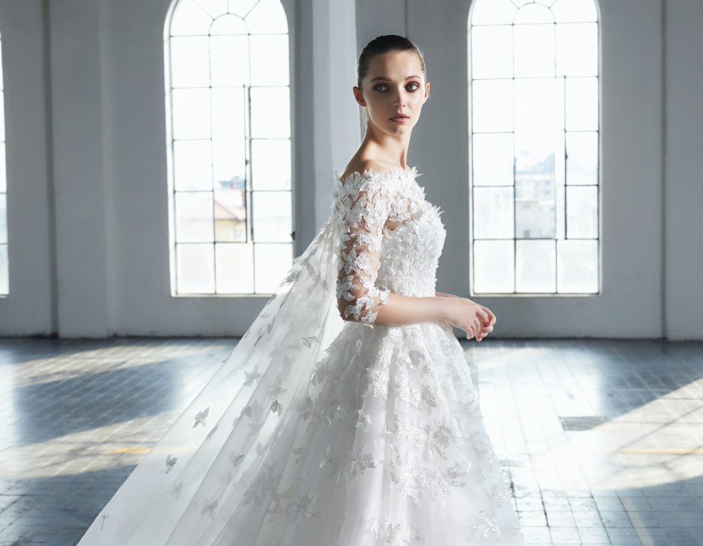 In questa foto una modella indossa un abito da sposa in pizzo 3D di Peter Langner 2021