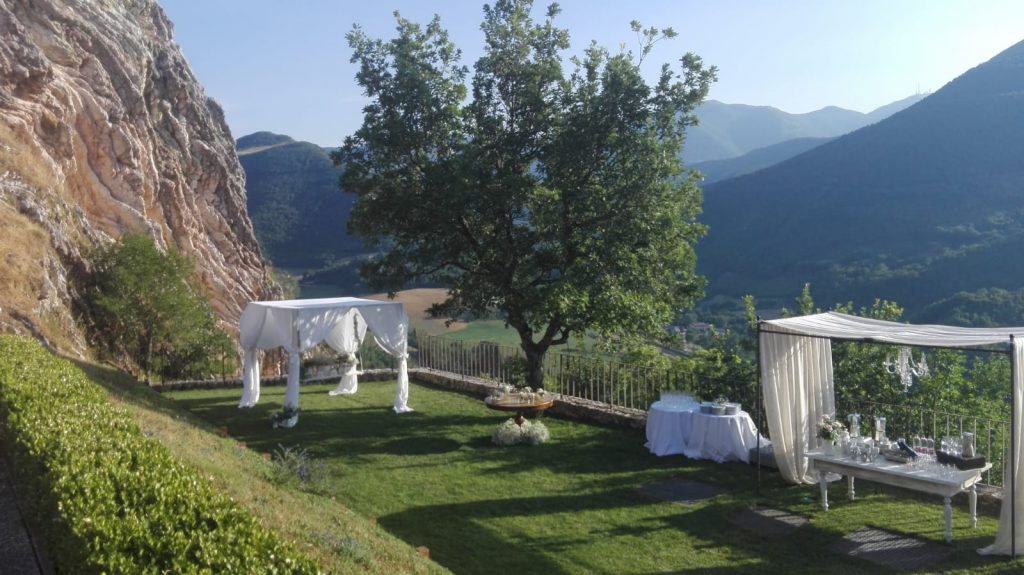 In questa foto matrimonio al castello di Naro