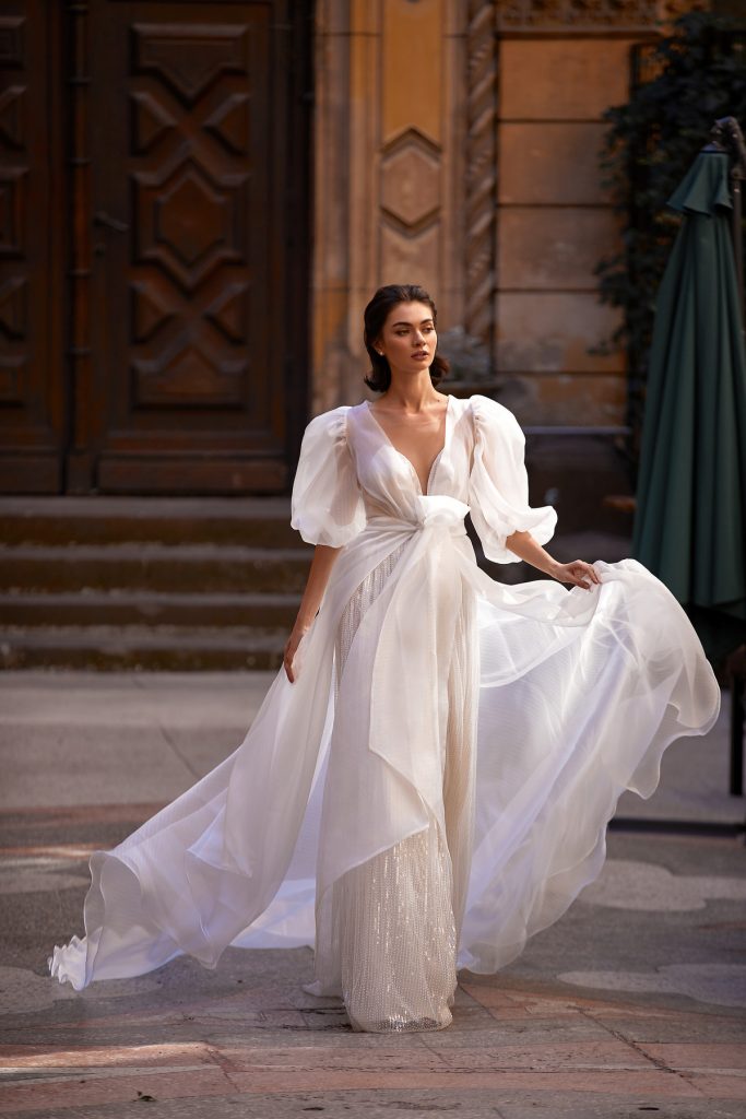 In questa foto una modella indossa un abito da sposa trasformabile di Daria Karlozi perfetto per nozze civili