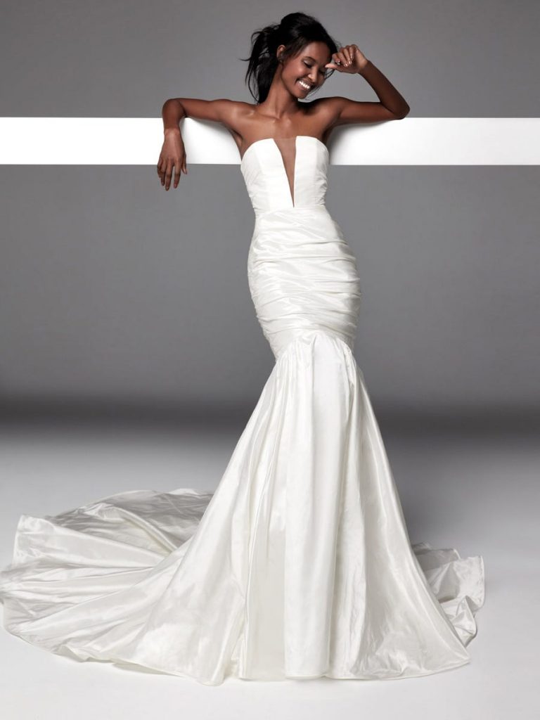 In questa foto una modella indossa un abito da sposa in taffetà di Alessandra Rinaudo